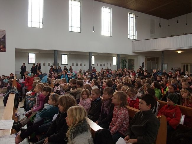 Weihnachtsfeier Waldmeisterschule in der Kirche St. Agnes