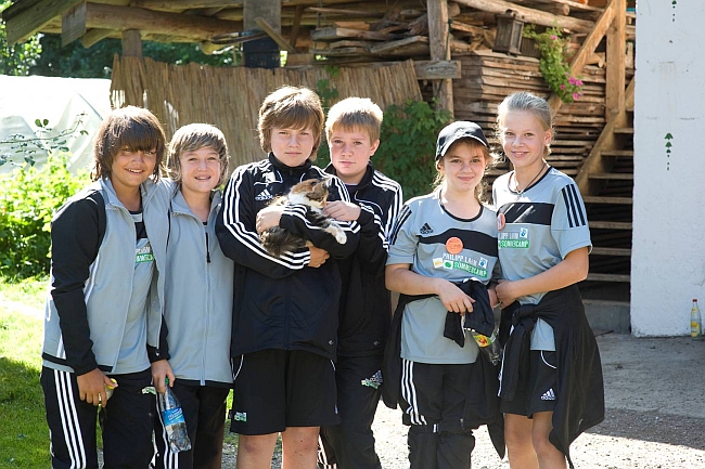 Kinder im Sommercamp mit Philipp Lahm