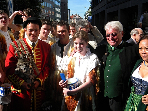 Metzgersprung, von links nach rechts, unbekannt, Metzgerlehrling, Metzgermeister Magnus Bauch mit Frau Gemahlin