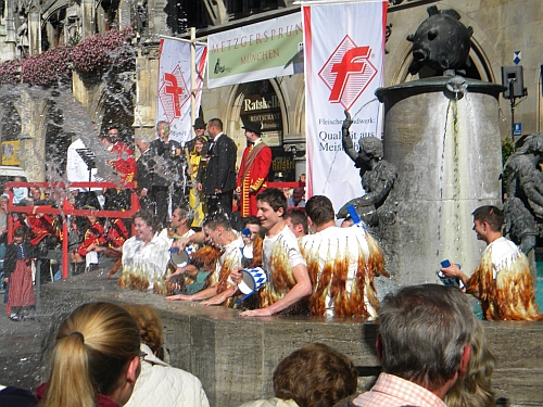 Metzgersprung, am Fischbrunnen in München werden die Metzger-Lehrlinge freigesprochen und erhalten den Gesellenbrief als Abschluss der Metzgerausbildung. Die Lehrlinge stürzen sich frei- und übermütig ins Wasser des Brunnens. In der History dürfte es sich um eine Art Taufe gehandelt haben, da die Lehrlinge dann von ihren Jugendsünden frei waren.