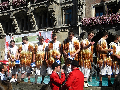 Metzgersprung, am Fischbrunnen in München werden die Metzger-Lehrlinge freigesprochen und erhalten den Gesellenbrief als Abschluss der Metzgerausbildung. Die Lehrlinge stürzen sich frei- und übermütig ins Wasser des Brunnens. In der History dürfte es sich um eine Art Taufe gehandelt haben, da die Lehrlinge dann von ihren Jugendsünden frei waren.