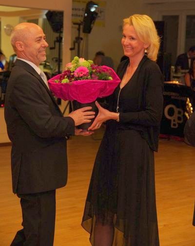 Frau Birgit Andiel, Patin der Kindertafel und Veranstalterin der Tombola beim Münchner Tanzsportball, Blumenübergabe als kleines Dankeschön der Kindertafel für den grandiosen Einsatz