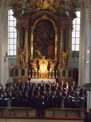 Kirchenmusikdirektor Andreas Hantke dirigirt ein Werk von Heinrich Schütz