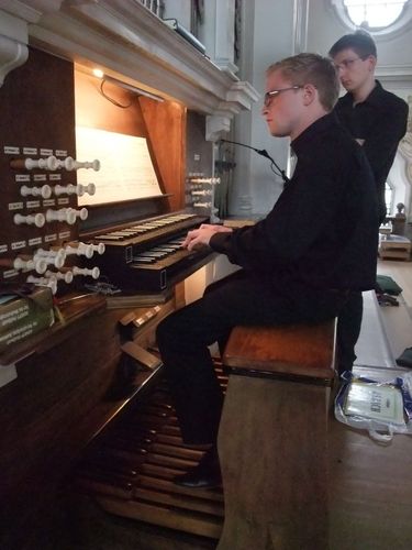 Der junge Künstler Carsten Hohl an der barocken Orgel