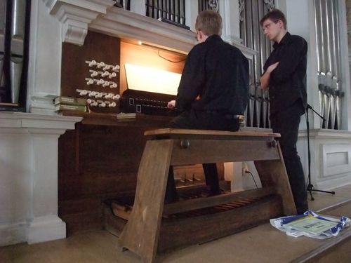 Der junge Künstler Carsten Hohl an der barocken Orgel