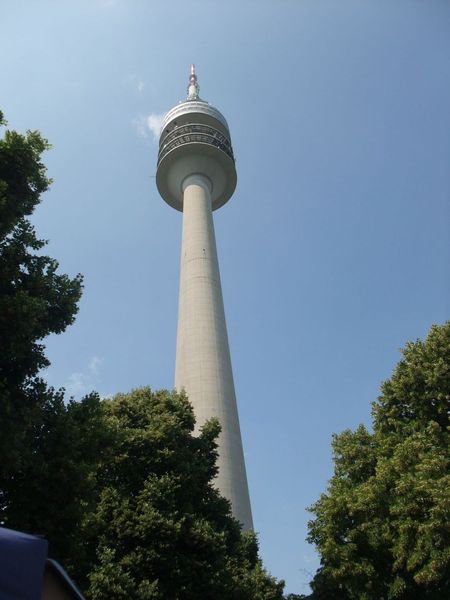 Zwischen Fernsehturm und See liegt der Pavillon vom Hofbräu