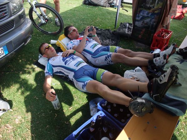 Rennfahrer Günther und Michi entspannen sich nach einer flotten Runde