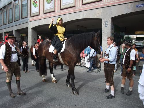 Metzgersprung 2013, Münchner Kindl hoch zu Roß