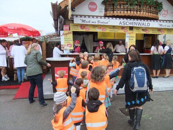 Oktoberfest 2014, Zwergerl erhalten Essen