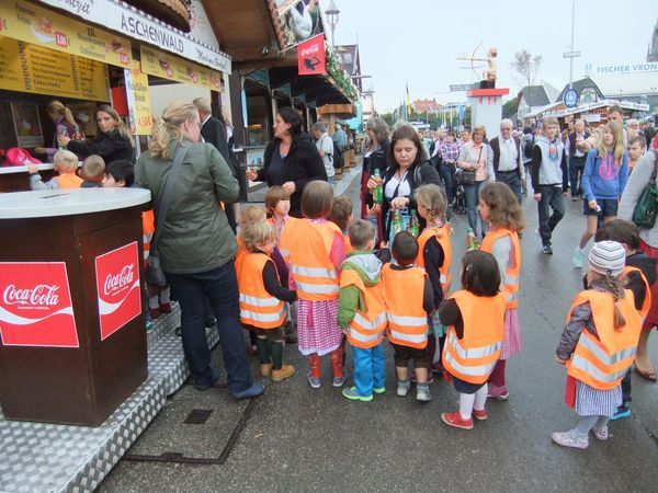 Oktoberfest 2014, Zwergerl erhalten Essen