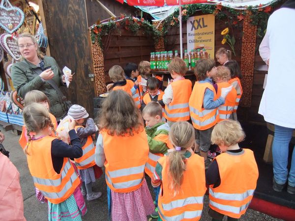 Oktoberfest 2014, Zwergerl erhalten Essen