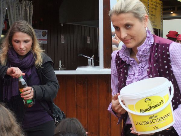 Oktoberfest 2014, Zwergerl erhalten Essen