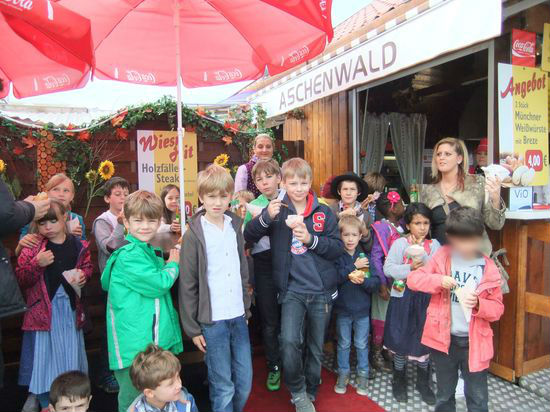 Oktoberfest 2014, Zwergerl erhalten Essen