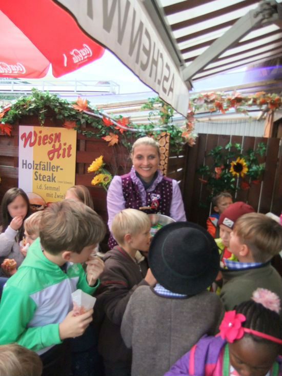 Oktoberfest 2014, Zwergerl erhalten Essen