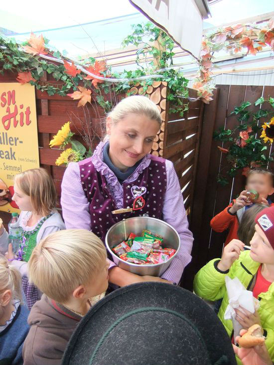 Oktoberfest 2014, Zwergerl erhalten Essen