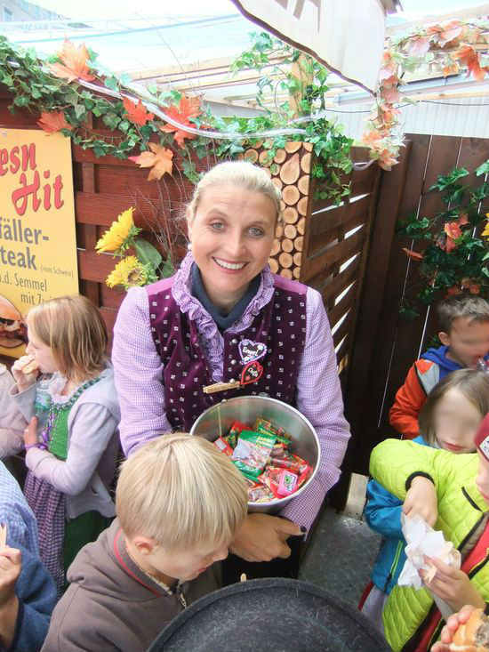 Oktoberfest 2014, Zwergerl erhalten Essen