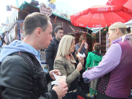 Oktoberfest 2014, Zwergerl erhalten Essen