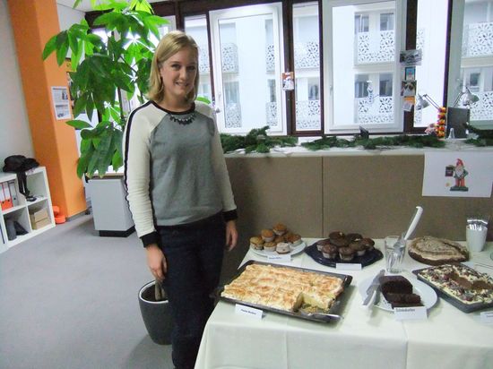 Kuchenverkauf bei der Firma Exponential zu Gunsten der Kindertafel