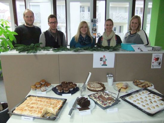 Kuchenverkauf bei der Firma Exponential zu Gunsten der Kindertafel