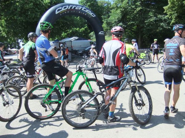 24-Stunden-Radrennen im Olypiapark, Rad-Team Minihofbräuhaus zu Gunsten der Kindertafel