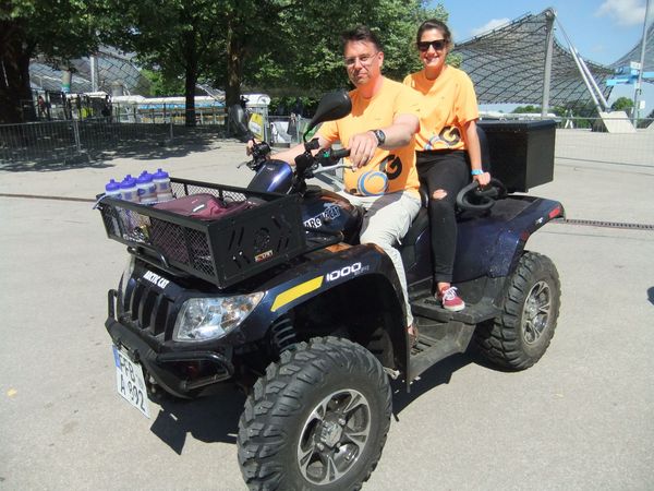 24-Stunden-Radrennen im Olypiapark, Rad-Team Minihofbräuhaus zu Gunsten der Kindertafel