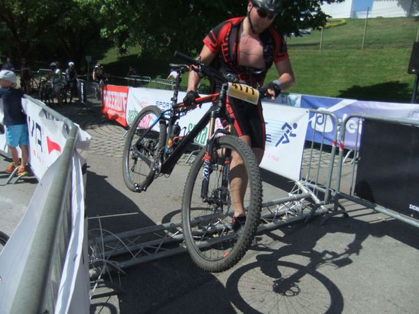 24-Stunden-Radrennen im Olypiapark, Rad-Team Minihofbräuhaus zu Gunsten der Kindertafel