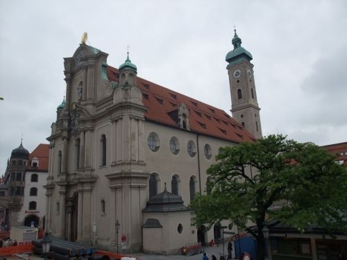 Sarah Cocco Harfe und Stefan Moser Orgel mit Sommerkonzerte in der Kirche Hl. Geist am Münchner Viktualienmarkt