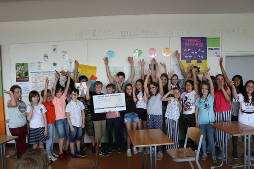 Muffins Verkauf im Werner von Siemens Gymnasium München zu Gunsten der Kindertafel