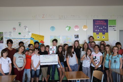 Muffins Verkauf im Werner von Siemens Gymnasium München zu Gunsten der Kindertafel