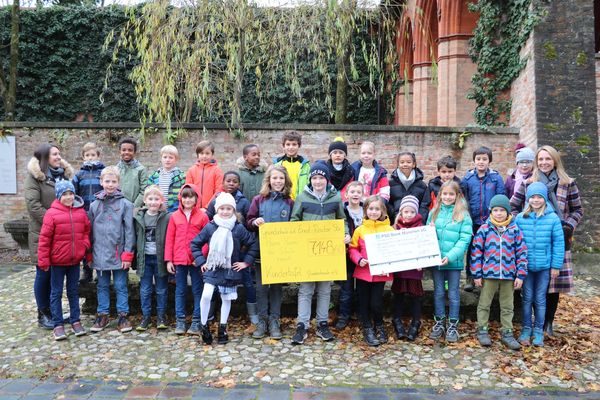 Scheckübergabe Zwergerl der Grundschule Ernst-Reuter München