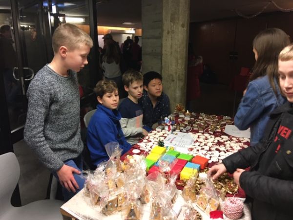 Weinachtsbasar Städitsches Werner-von-Siemens-Gymnasium zu Gunsten der Kindertafel