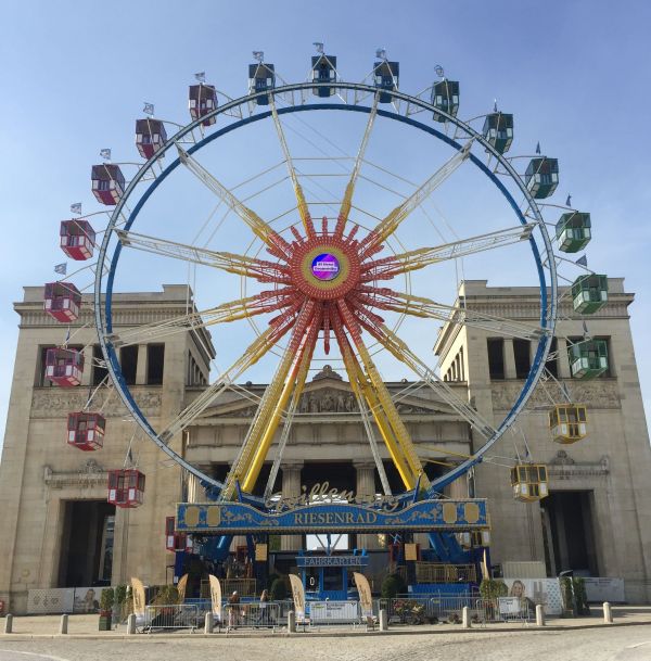 Münchner Königsplatz, Riesenrad Familie Willenborg, Freikarten für die Kindertafel