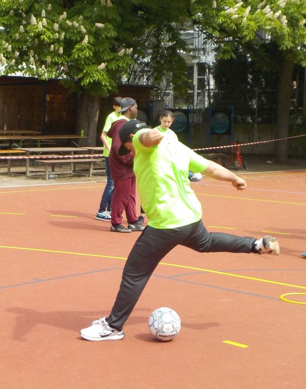 Kick & Fun beim Fußballspiel Tagesstätte Augustinum Klenzestraße