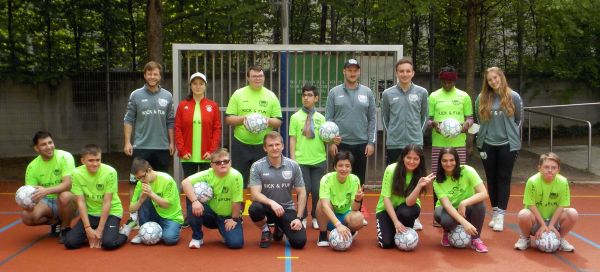 Kick & Fun beim Fußballspiel Tagesstätte Augustinum Klenzestraße