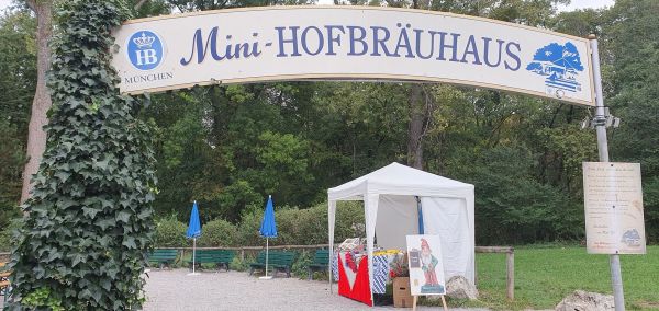 Kirchweih am Mini-Hofbräuhaus im Englischen Garten mit der Kindertafel