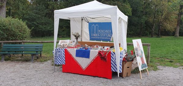 Kirchweih am Mini-Hofbräuhaus im Englischen Garten mit der Kindertafel