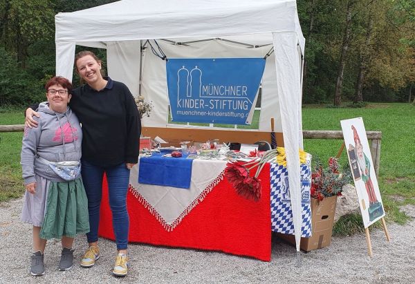 Kirchweih am Mini-Hofbräuhaus im Englischen Garten mit der Kindertafel