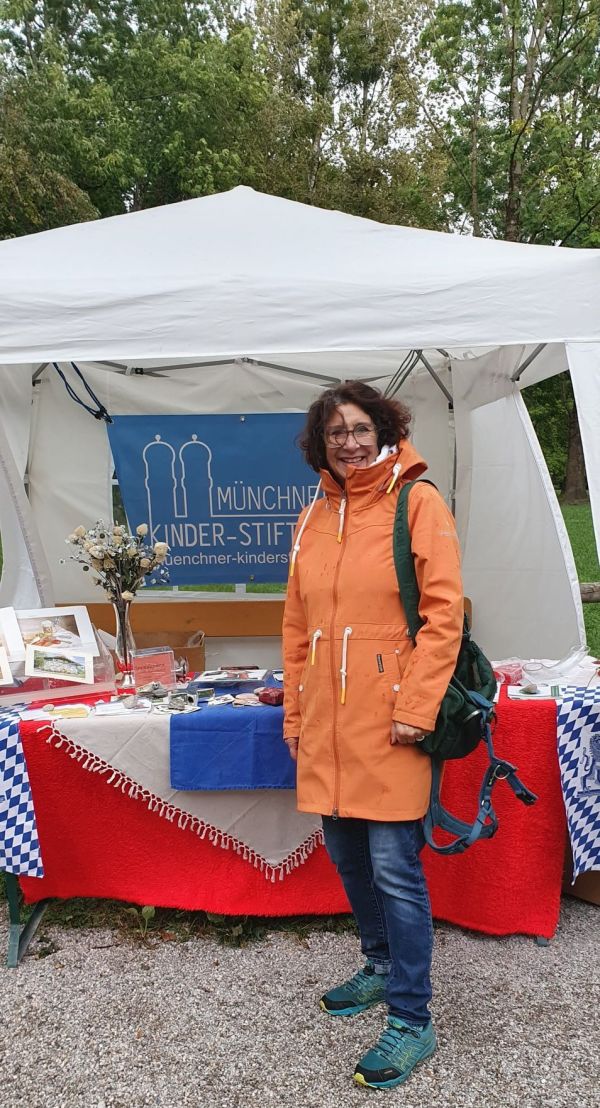 Kirchweih am Mini-Hofbräuhaus im Englischen Garten mit der Kindertafel