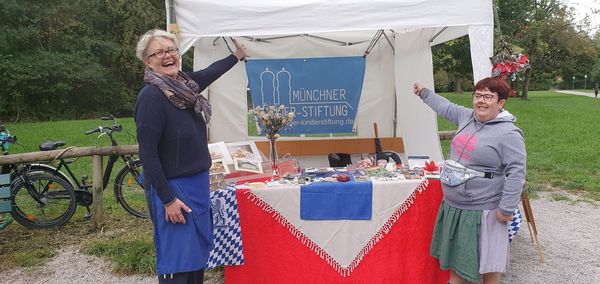 Kirchweih am Mini-Hofbräuhaus im Englischen Garten mit der Kindertafel