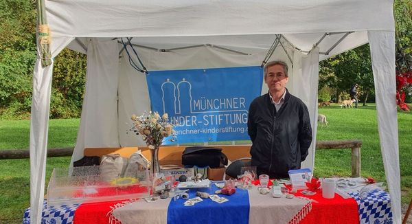 Kirchweih am Mini-Hofbräuhaus im Englischen Garten mit der Kindertafel