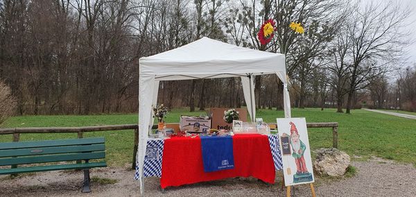 Mini-Hofbräuhaus im Englischen Garten, Informationsstand der Kindertafel am Heiligen Abend