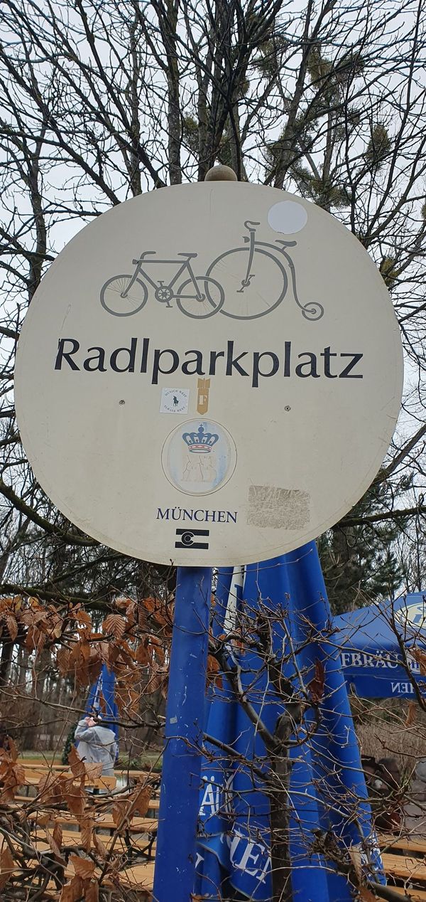 Mini-Hofbräuhaus im Englischen Garten, Informationsstand der Kindertafel am Heiligen Abend