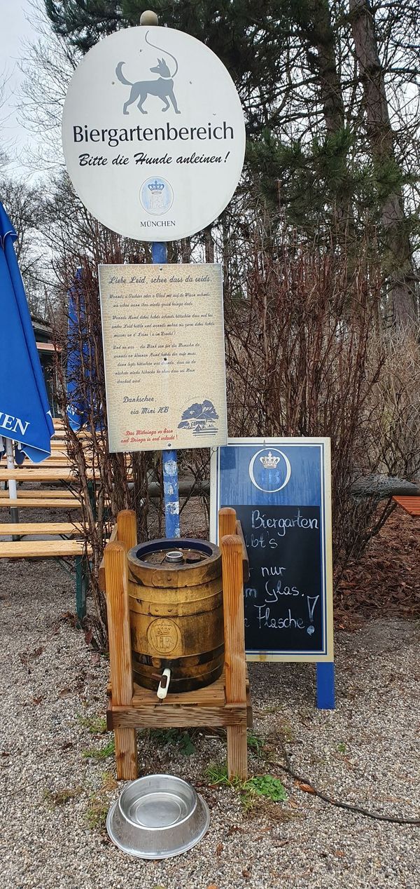 Mini-Hofbräuhaus im Englischen Garten, Informationsstand der Kindertafel am Heiligen Abend