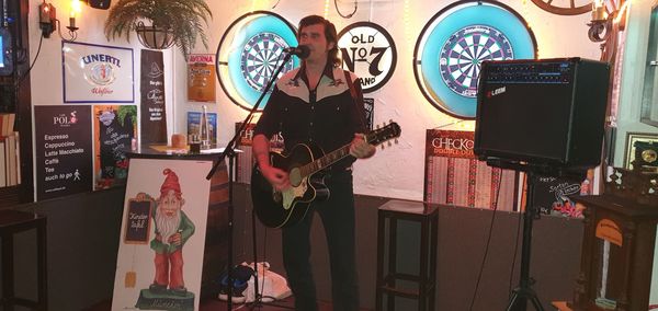 Heuboden, Solokünster Elvis tritt für die Kindertafel auf