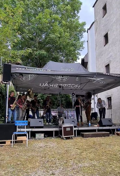 Hinterhoffest Geyerwally nach dem Motto, Sommer lass tanzen