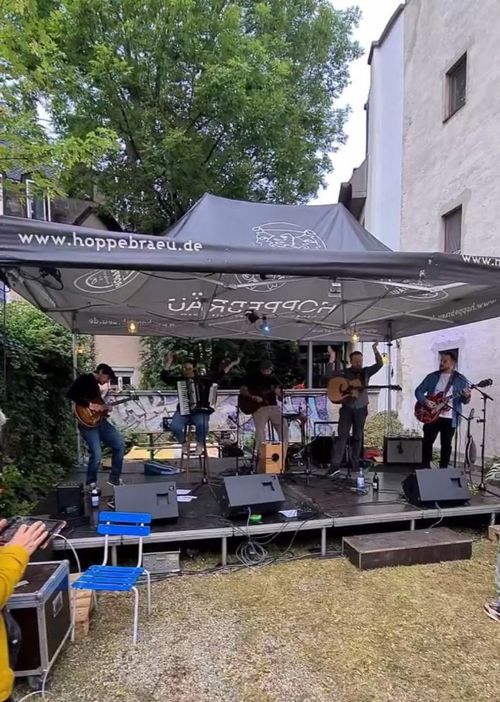 Hinterhoffest Geyerwally nach dem Motto, Sommer lass tanzen