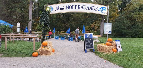 Kirchweih am Mini-Hofbräuhaus im Englischen Garten mit der Kindertafel Kirchweih am Mini-Hofbräuhaus im Englischen Garten mit der Kindertafel