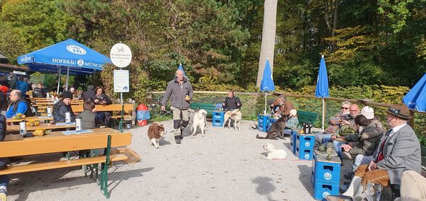 Kirchweih am Mini-Hofbräuhaus im Englischen Garten mit der Kindertafel Kirchweih am Mini-Hofbräuhaus im Englischen Garten mit der Kindertafel