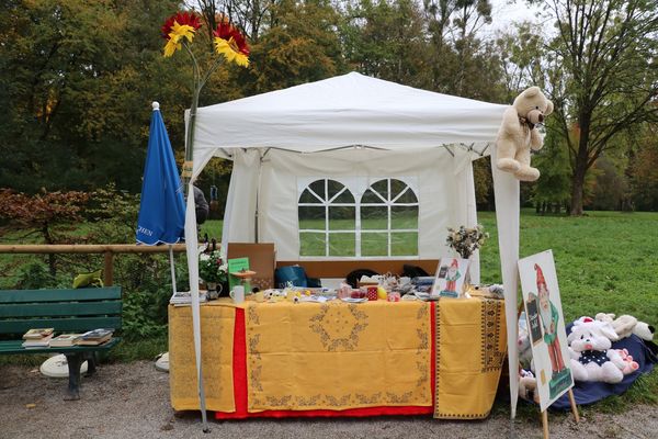 Kirchweih am Mini-Hofbräuhaus im Englischen Garten mit der Kindertafel Kirchweih am Mini-Hofbräuhaus im Englischen Garten mit der Kindertafel