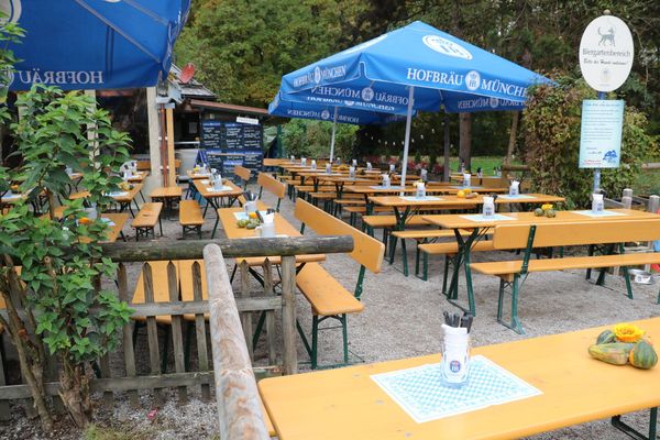 Kirchweih am Mini-Hofbräuhaus im Englischen Garten mit der Kindertafel Kirchweih am Mini-Hofbräuhaus im Englischen Garten mit der Kindertafel